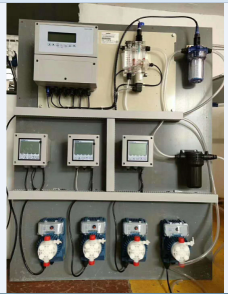 Kontrol800系列集成式控制系統(tǒng) 由PVC安裝板和測量電極及水質(zhì)分析儀三部分組成，通過測量泳池水質(zhì)的PH/ORP/余氯/濁度/溫度值來自動(dòng)控制計(jì)量泵加藥的開始和啟停 可通過RS485傳輸?shù)絇C或顯示屏